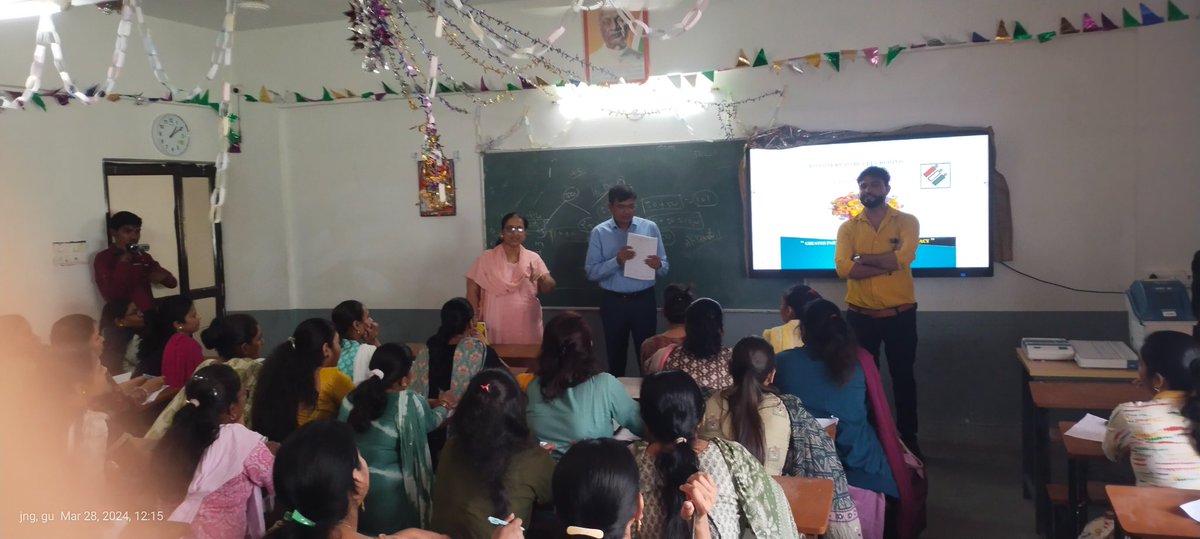 Sheikhsiddik1's tweet photo. Election meeting Garbada 
 
માનનીય કલેક્ટર સાહેબ આરો સાહેબ અને ગરબાડા મામલતદાર સાહેબ હાજર રહી પ્રિસાઇડિંગ ઓફિસરને માહિતી આપી હતી.

@CollectorDahod 
@EroDahod 
@EroGarbada https://t.co/ryn7HSVocJ