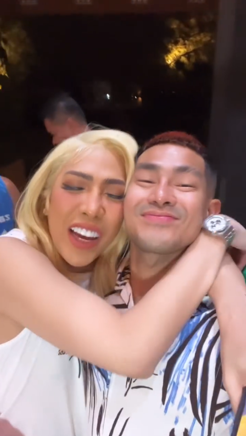 ViFeelings's tweet photo. yes si ion nga panalo yes hahahah so cute!!

VICE 48 and Left No Crumbs 
#48VGfulYears | #ViceGanda https://t.co/f7Ry9rRT0i