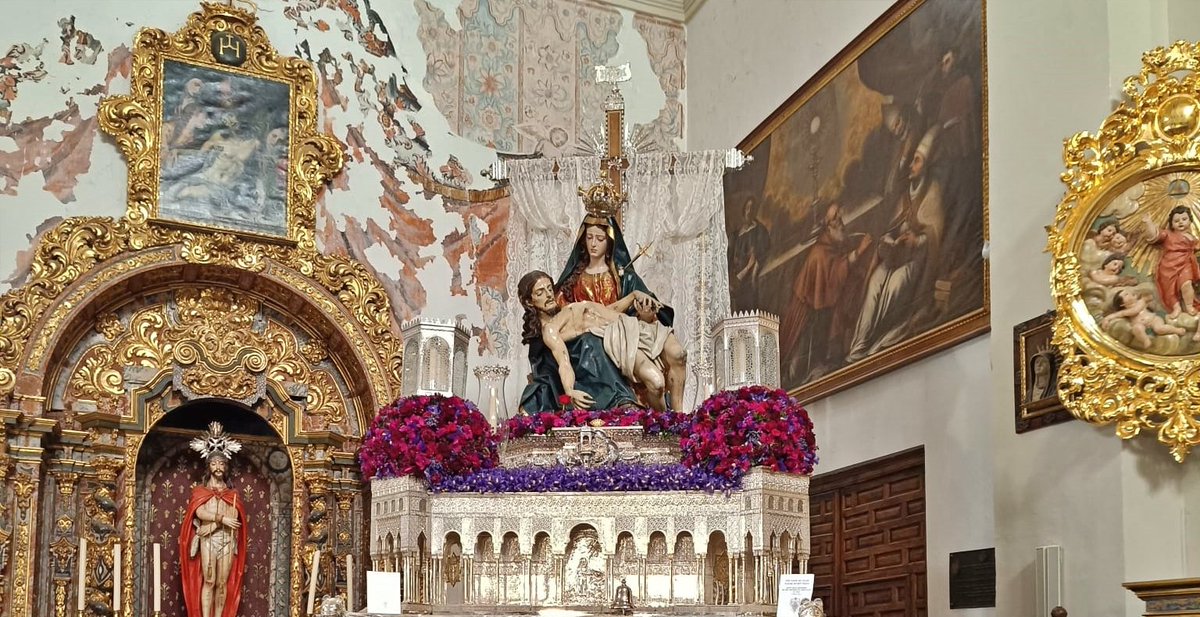 #SemanSantaGranada Los rezos de la Salve preceden a las palabras del Hermano Mayor, Rafael Ruiz, avisando la suspensión oficial de la Estación de Penitencia.