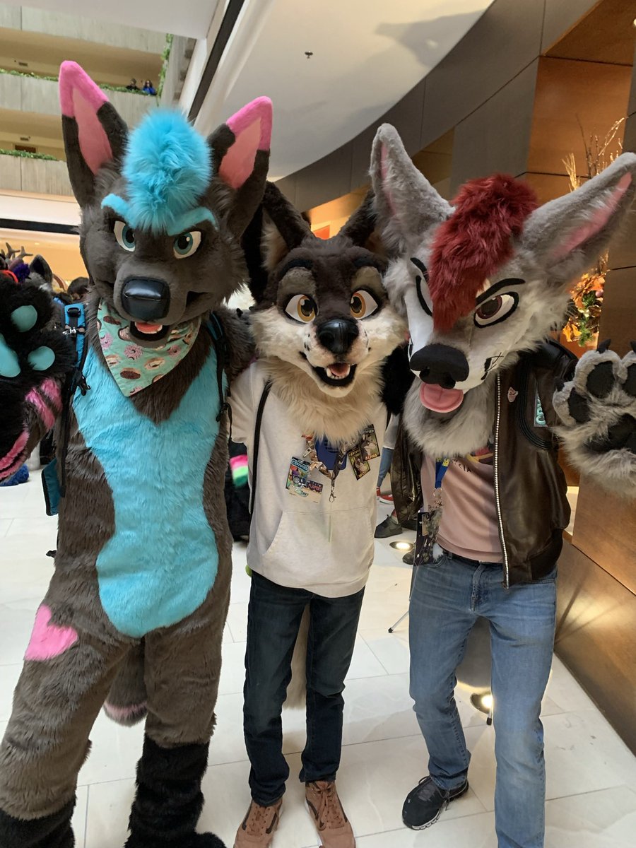 I love seeing people get in fursuit and just act like a total goofball. Something about wearing a suit lets people completely let loose and have fun like no one’s watching🎉