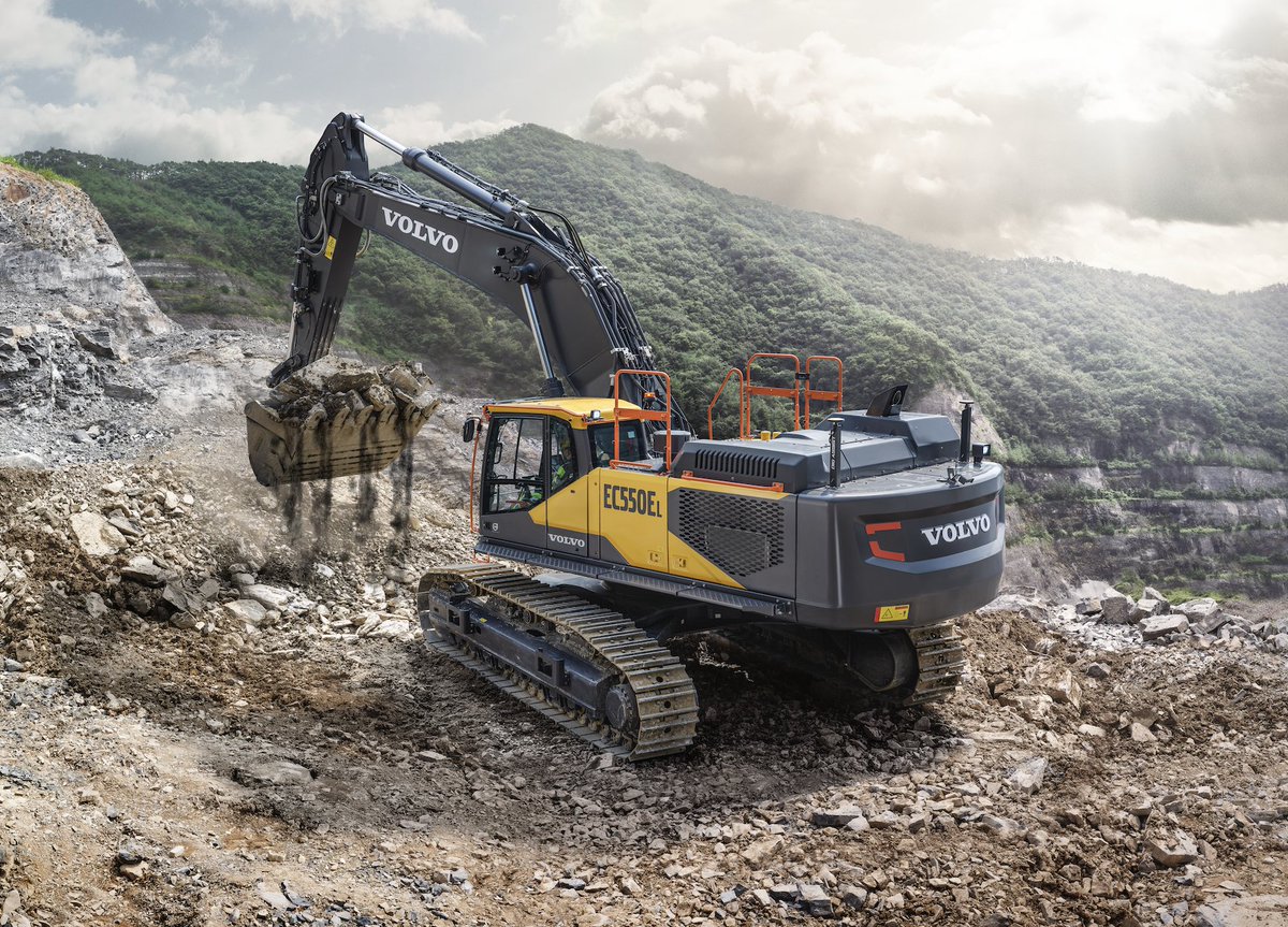 EC550E - With the new generation of electro-hydraulics, a 20% increase in productivity and a 25% improvement in fuel efficiency – this machine raises the bar for what a 50-tonne machine can achieve. 💪 #VolvoCE #Volvoce_emea #excavator #digger #quarry