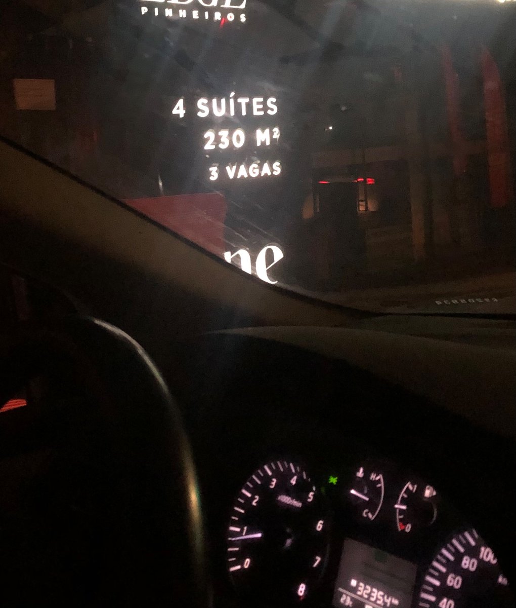 monicabergamo's tweet image. A @folha mostrou em reportagem ontem que o tal “adensamento” de São Paulo, em q mais cidadãos viveriam perto do transporte público, usariam menos carro, teriam melhor qualidade de vida, numa metrópole democratizada, falhou espetacularmente. Agrego a foto abaixo, de anúncio de um…