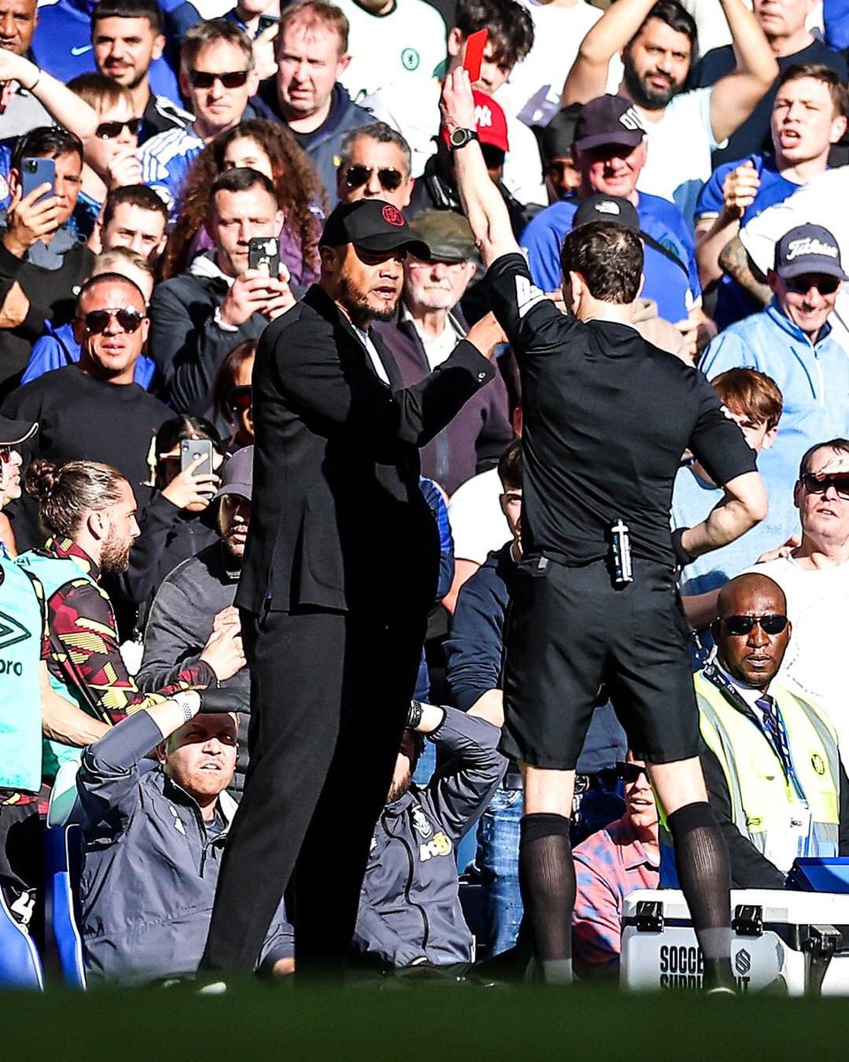 Lorenz Assignon receives a second yellow card and is sent off, awarding Chelsea a penalty. 

VAR confirms the decision. 
Vincent Kompany is also shown a red card. 
Cole Palmer successfully converts the penalty.

#CHEBUR #Palmer #leverkusen 

🤷‍♂️