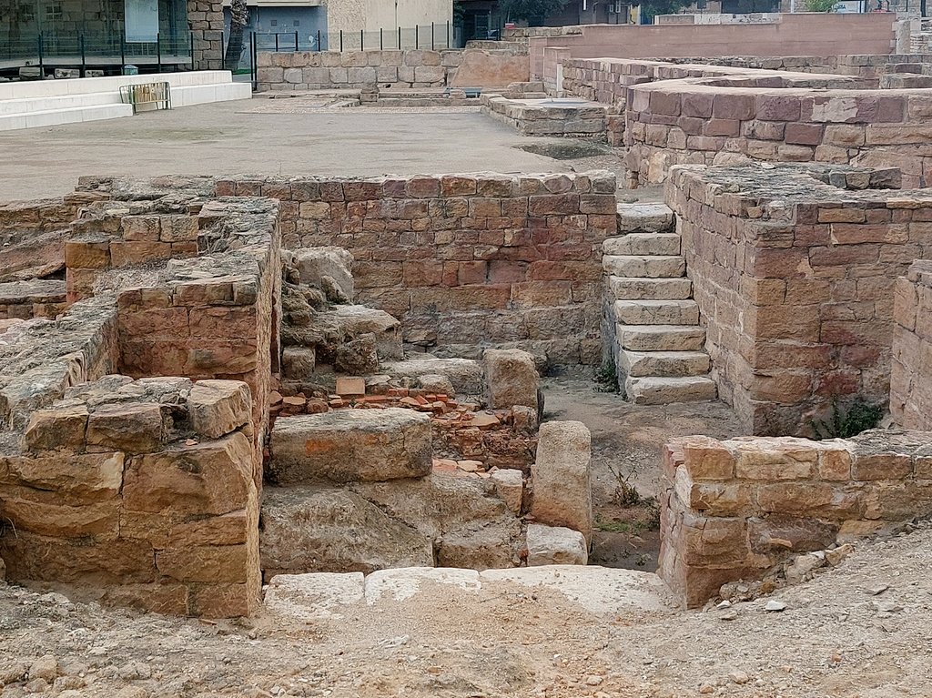 Termas romanas de Líria, siglo I d. C. Es un amplio conjunto termal con un templo, todo ello construido principalmente con sillares de rodeno. Está en un estado excelente y sin superposición de niveles posteriores. Es un yacimiento espléndido.