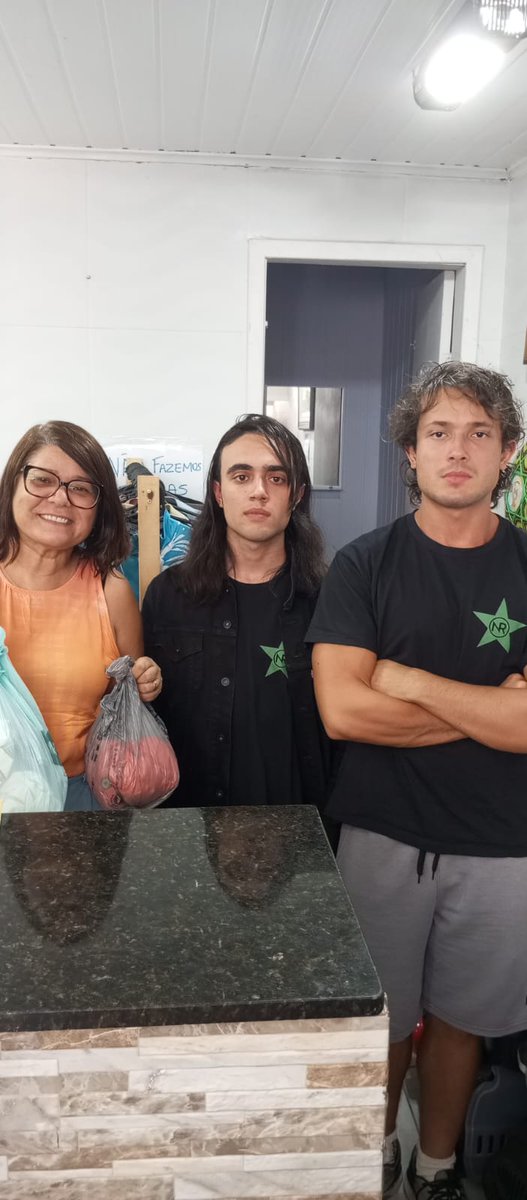 Eu e <a href="/M__pompeu/">M. Pompeu</a> fizemos hoje, em nome da NR, uma doação de roupas ao Bazar Pet de Cabo Frio. Toda renda do Bazar é revertida para ajudar os animais assistidos pela equipe Margarida Aureliano.

É dever do dissidente zelar pelos animais de suas cidades, afinal.

LJR.