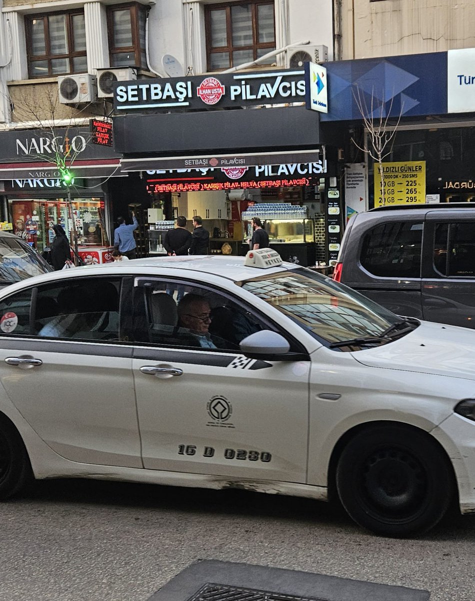 Evet yanlış görmediniz sayın hemşerim!
Bursalı hemşerimizin attığı fotoğraf ve sorduğu soru?
-Dolmuştaki Deva partisi Büyükşehir belediye başkan adayı <a href="/ZekiKahraman_av/">av.Zeki Kahraman</a> 
Olabilir mi?
- Evet ta kendisi 
Koruma - konvoy  ile gezen değil hizmet düşünen ile yola devam.<a href="/alibabacan/">Ali Babacan</a>