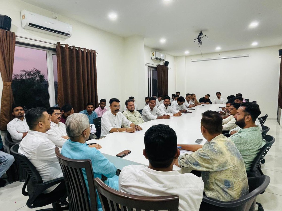 "જનજન છે તૈયાર, 4 જૂન 400 પાર"

આજરોજ પંચમહાલ ખાતે પંચમહાલ લોકસભામાં આવતાં યુવા સંયોજકોની બેઠક કરી આગામી લોકસભા ચૂંટણીલક્ષી વિવિધ કાર્યક્રમો વિશે ચર્ચા કરી આયોજન કરવામા આવ્યુ.

આ બેઠક માં પંચમહાલ લોકસભા ઉમેદવાર અને મિત્ર શ્રી રાજપાલસિંહ જાદવ, પંચમહા જિલ્લા ભાજપ પ્રમુખ શ્રી