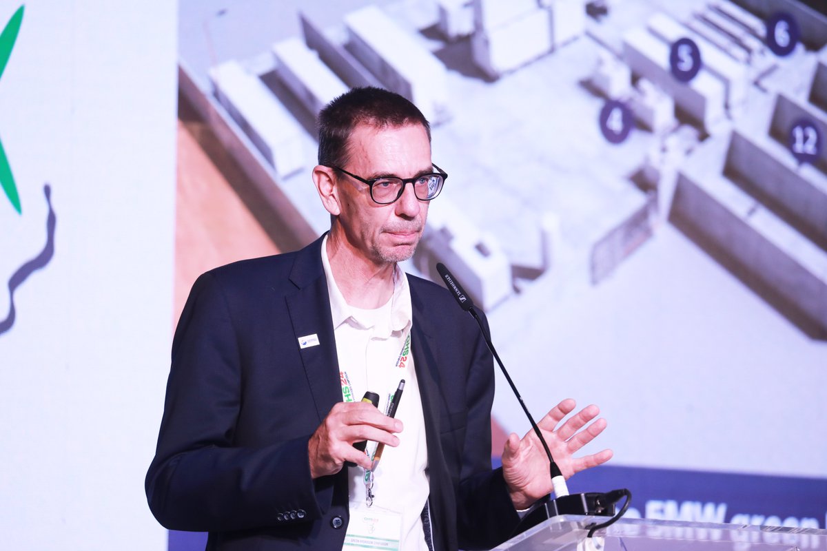 Mr Eike Kraft presenting on the Cleanergy Refuelling Station during SASSCAL's Green Hydrogen Symposium #GHS24. He said the Phase 1 plant's main objectives are: testing of technologies; development of local economy; public accepting & buying in upskilling & research. @BMZ_Bund