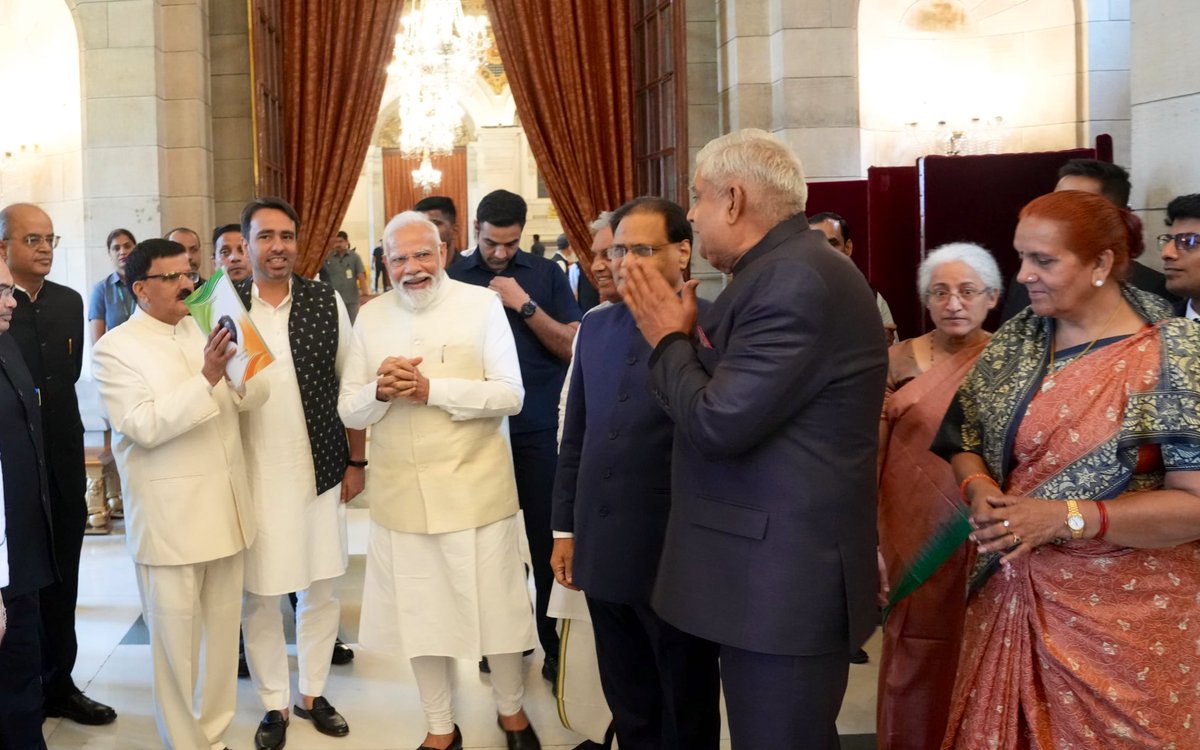 राष्ट्रपति द्रौपदी मुर्मु ने पूर्व पीएम चौधरी चरण सिंह, पूर्व पीएम पीवी नरसिम्हा राव, बिहार के पूर्व सीएम कर्पूरी ठाकुर और कृषि वैज्ञानिक एमएस स्वामीनाथन को सम्मानित किया. उपराष्ट्रपति जगदीप धनखड़ और प्रधानमंत्री नरेन्द्र मोदी इस मौके पर उपस्थित रहे. @VPIndia @narendramodi