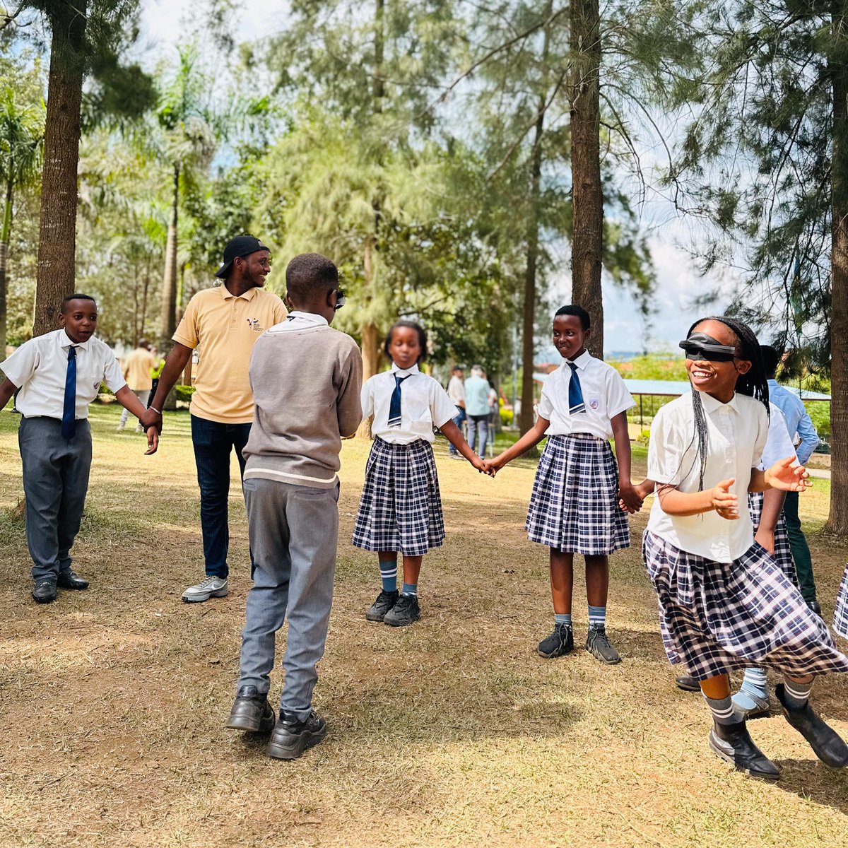 We thank the US Forest Service team for visiting our projects last week. They participated in a “Crane Cruiser” environmental education experience, visiting a local school and explored some of our projects at Rugezi Marsh. 1/2
