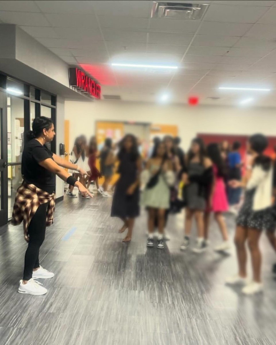 📣👏Big shoutout to Anna Shah for organizing Zumba Zone at west social!!😍
<a href="/annashah09/">Anna Shah</a> 
#cmswest #cmswpto #zumba
