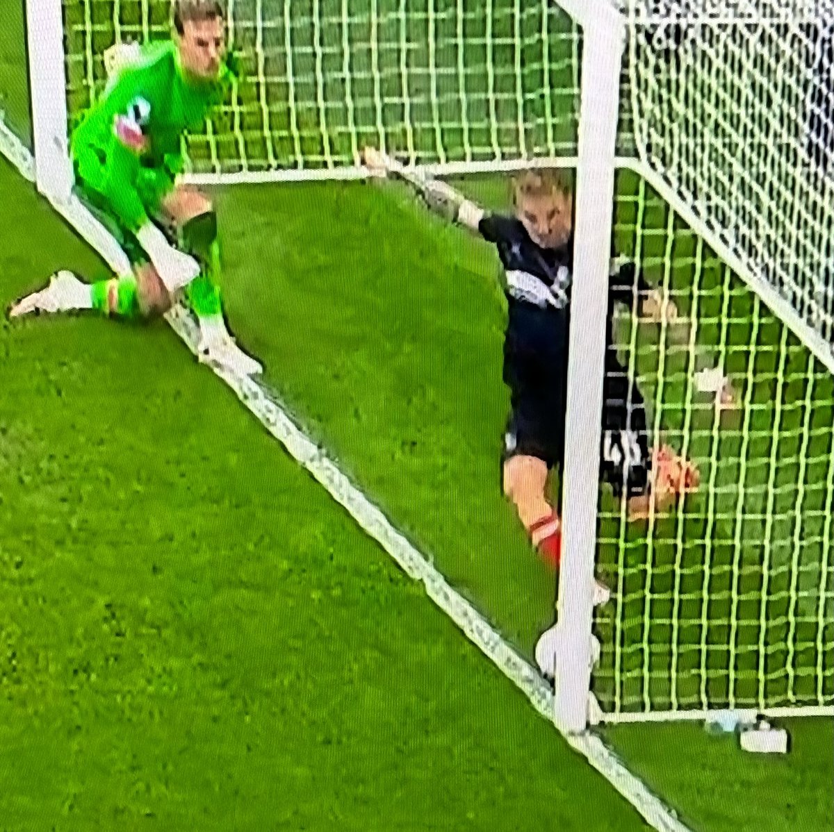 Sarà la prospettiva ma io davvero non mi fido della tecnologia. Per me è gol questo. Boh #TOTLUT
