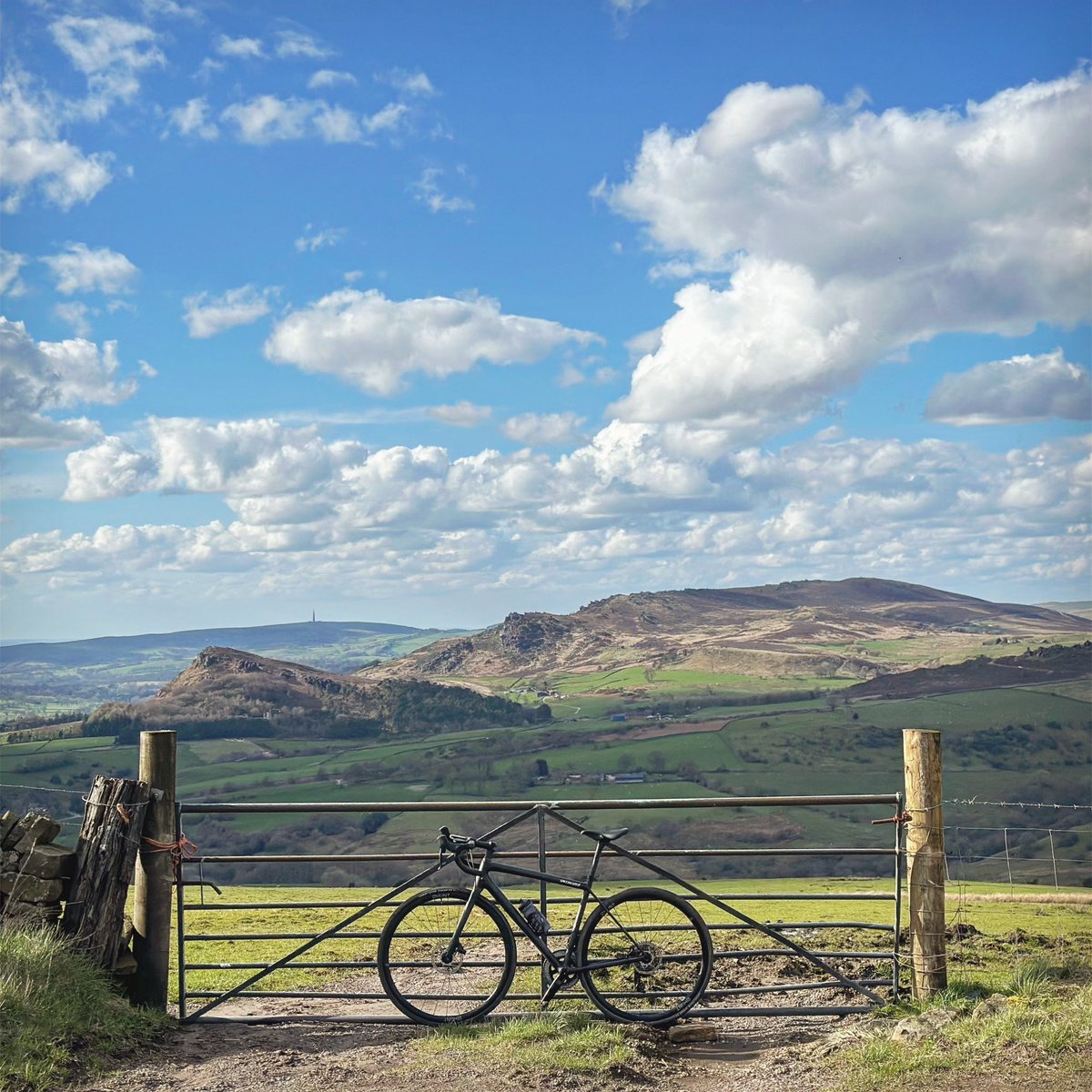 35 lumpy miles around the Peak District with a coffee stop at Hartington. 🚴‍♂️ ☕️ ☀️