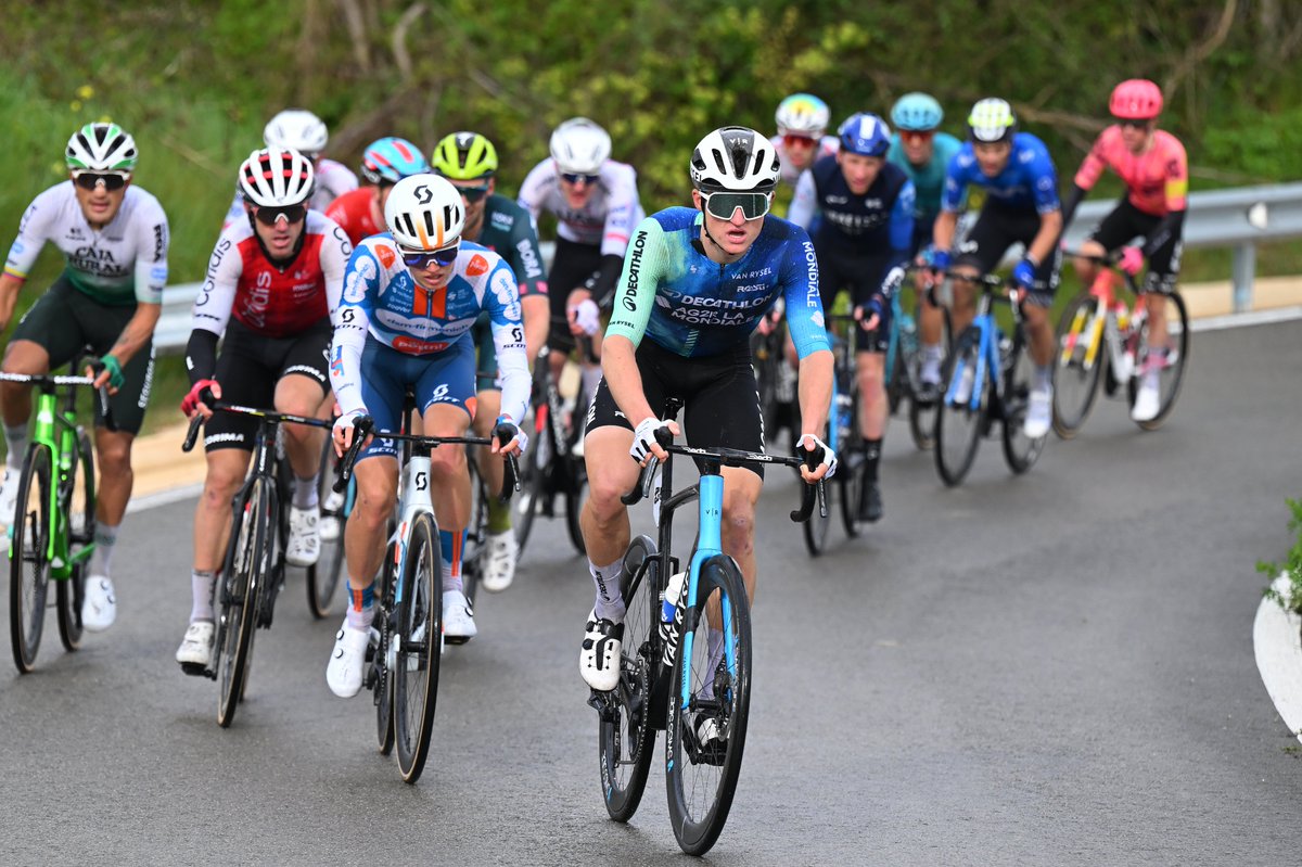 decathloncmacgm's tweet photo. 🇪🇸- GP Miguel Indurain

Encore une journée offensive de nos coureurs qui ont bien suivi les coups jusqu’à l’ultime difficulté où tout était encore possible. Malheureusement notre leader Felix Gall a chuté dans la dernière descente humide. Plus d’infos à venir.

//

An offensive team, playing its role until the last climb. Unfortunately, our leader Felix Gall crashed in the last wet downhill. More information to come.

#DECATHLONAG2RLAMONDIALE l © @GettySport