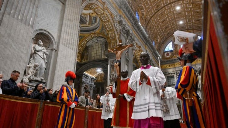 ovaticano's tweet photo. El Papa presidió la Pasión. La fuerza de Dios es la impotencia del Calvario.

https://t.co/s2ROPiLTXz https://t.co/9Nt0qYbFfm