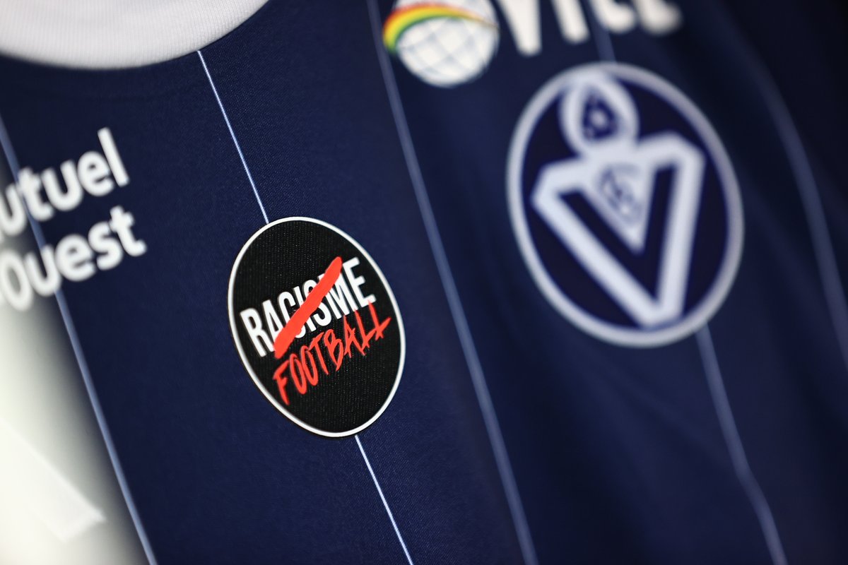 Maillot spécial cet après-midi à l'occasion de #FCGBPFC Un badge en association avec la @_LICRA_ contre le racisme et les discriminations. Une mise en avant de La Foulée Solidaire, course caritative organisée par @coeur_girondins le 28/04. Plus d'infos ➡️…