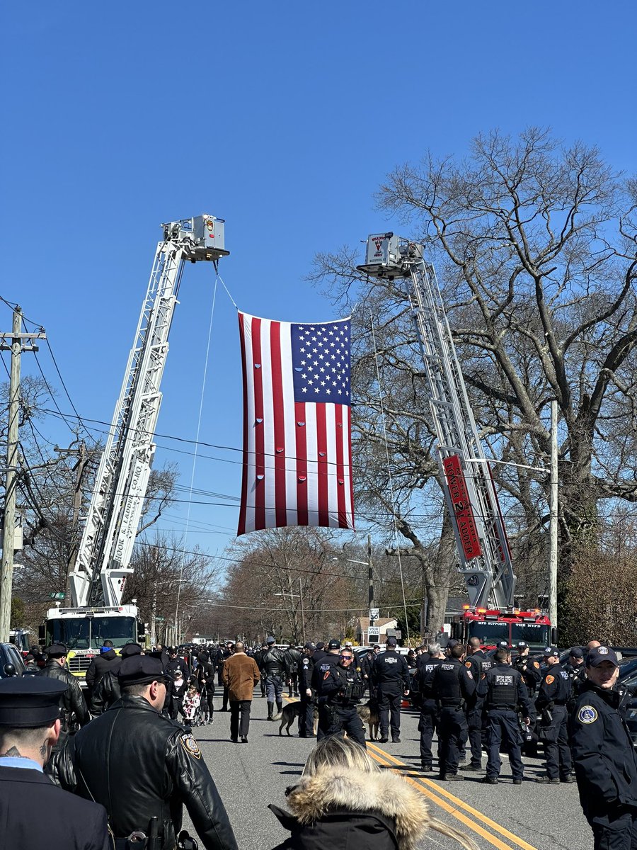 ZeekArkham's tweet image. Rest in peace, Detective Jonathan Diller.

We’ve got it from here. 

Fidelis ad mortem.