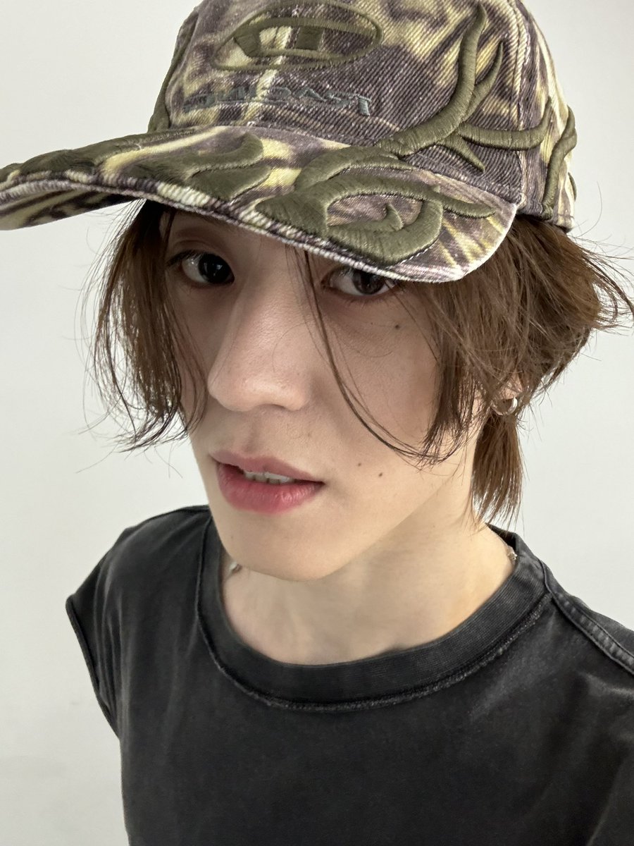 yugyeom's tweet photo. 🐥💚 https://t.co/AzeKomktn6