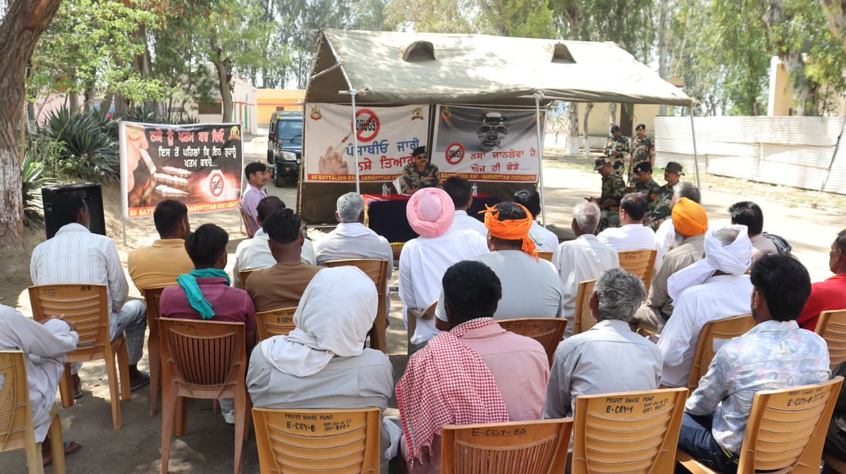 𝐀 𝐔𝐧𝐢𝐟𝐢𝐞𝐝 𝐅𝐫𝐨𝐧𝐭 𝐀𝐠𝐚𝐢𝐧𝐬𝐭 𝐭𝐡𝐞 𝐃𝐫𝐮𝐠 𝐌𝐞𝐧𝐚𝐜𝐞 A farmers' meeting convened at BOP Muharsona in #Fazilka district by Sh. Arun Kumar Verma, Commandant of the 66th Battalion of BSF, witnessed active participation from farmers of border villages including…