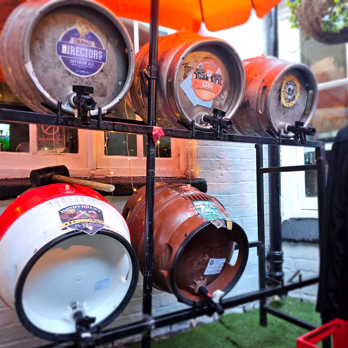 We have 5 extra casks available in the Courtyard over the Easter holiday. So that's 11 cask ales available this weekend. Our Sunday pie roast will also be available on Easter Sunday. Even more of a reason to pop in! #newbeery #camra #indiesnewbury #cask #ale