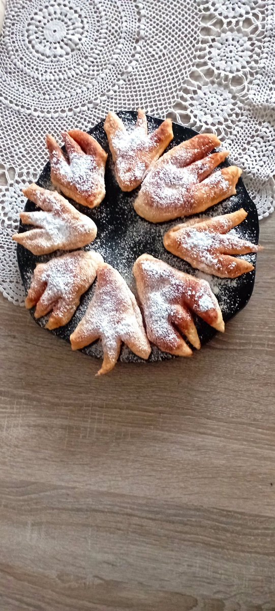 Food with magical properties🪶 'stork feet' buns are baked to welcome storks coming back to Poland from warm countries, bringing springtime with them. A symbol of prosperity, storks are cared for by all. Let's hope they never stop returning #biodiversity #nature #spring #culture