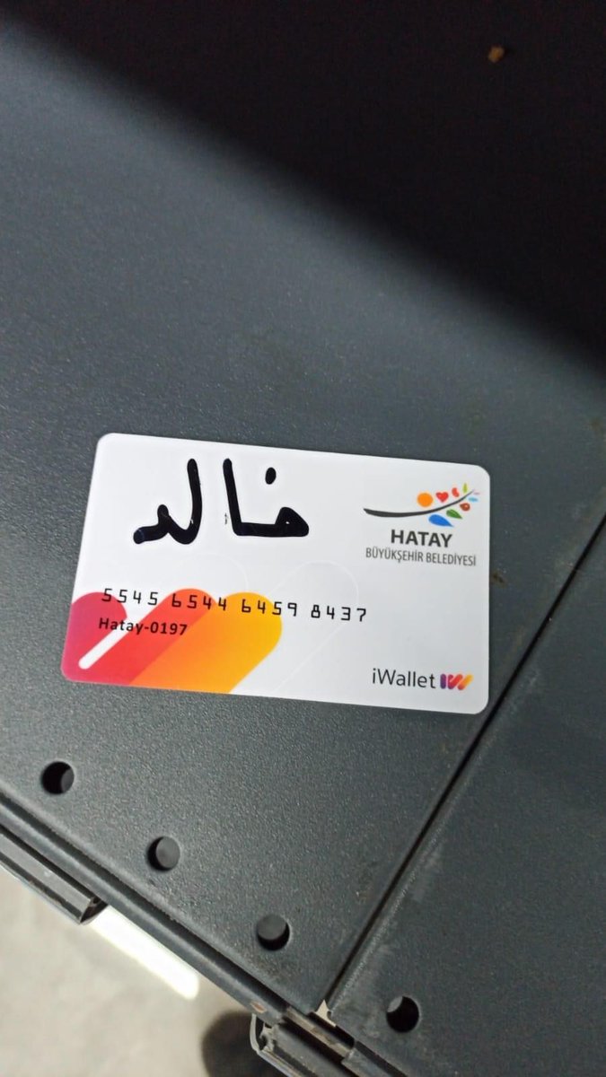 HBB Başkanı Lütfü Savaş’ın, gizli şekilde Suriyeli vatandaşlara yardım kartı dağıttığı iddia edildi. Yardım kartlarının içeriğiyle ilgili açıklama yapılmazken Suriyeli vatandaşların bu kartlar ile oylarının renginin değiştirilmesi amaçlanıyormuş. Ne yaparsan yap boş by by Lütfü