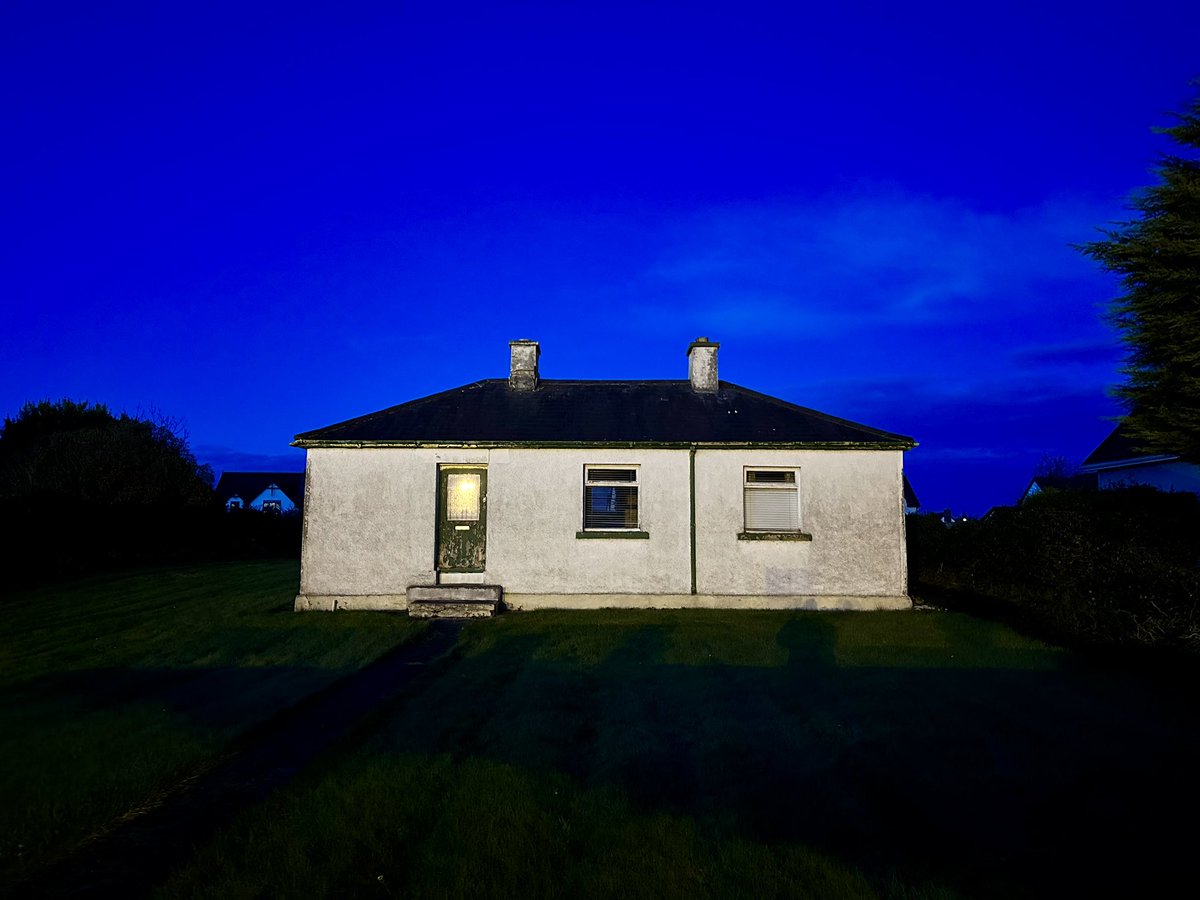 Square house at dusk, dropped in the middle of a field. It’s almost like a real life @LeeMadgwick painting.