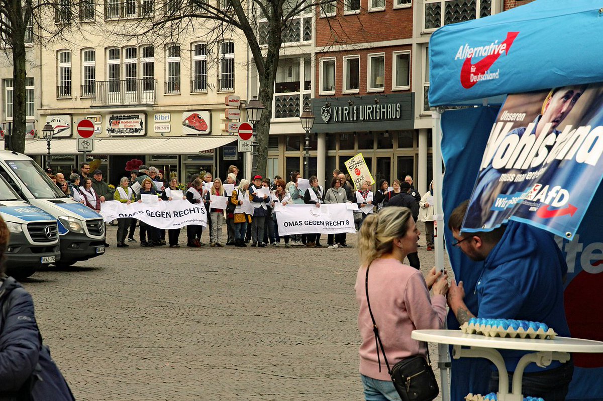 In #Aachen haben heute auf Einladung der 'Omas gegen Rechts' rund 60 bis 90 Antifaschisten gegen eine Kundgebung der #AfD demonstriert. Daran nahmen rund 20 bis 30 Rechte teil (je Mindestzahl über vier Stunden & Gesamtzahl bei Fluktuation). Polizei war mit vielen Beamten vor Ort.