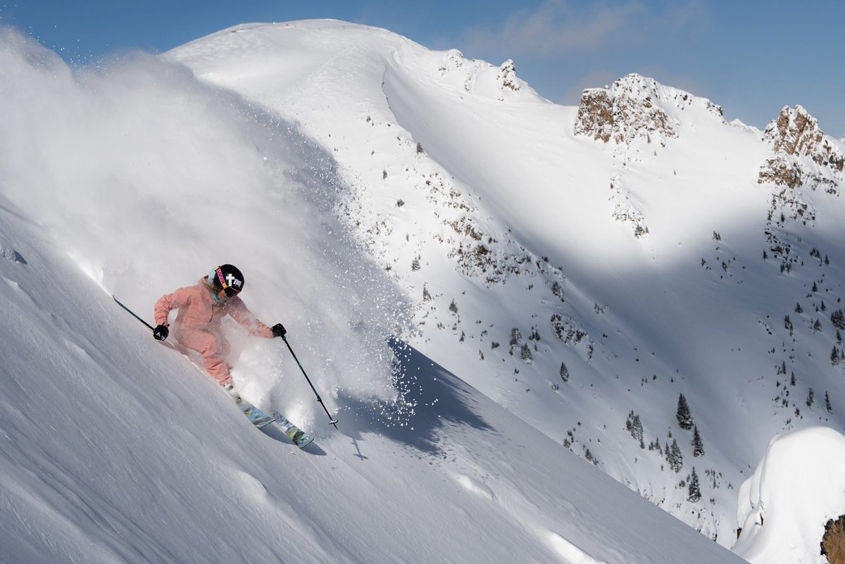 These spring days are hard to beat. 9cm in the last 24 hours followed by a stunning day in the sun. Enjoy it while you can folks! We are closing in on our final two weeks of the season. ⛷️: Tessa Treadway 📸: Tim Grey