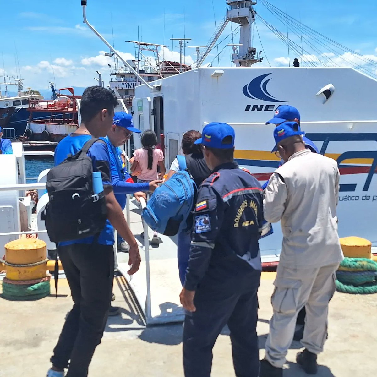 #30Mar #SemanaSantaSeguraINEA2024

Servidores Públicos de la <a href="/CapiPuertoSucre/">Capitanía de Puerto de Puerto Sucre</a> supervisan el embarque de pasajero del buque #TAP "Playa El Agua" que cubre la ruta Cumaná - Araya.