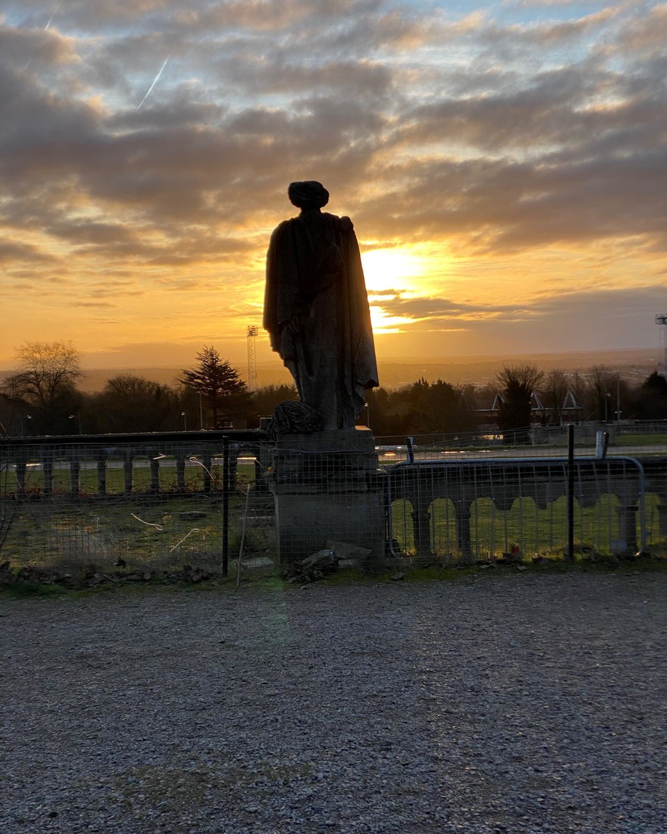 🕰️ Reminder that clocks go forward by 1 hour tonight, marking the start of British Summer Time (BST)🕰️ We're looking forward to longer, lighter evenings spent in the park. Find up-to-date closing times here: buff.ly/4cwnvu6 #britishsummertime #crystalpalacepark