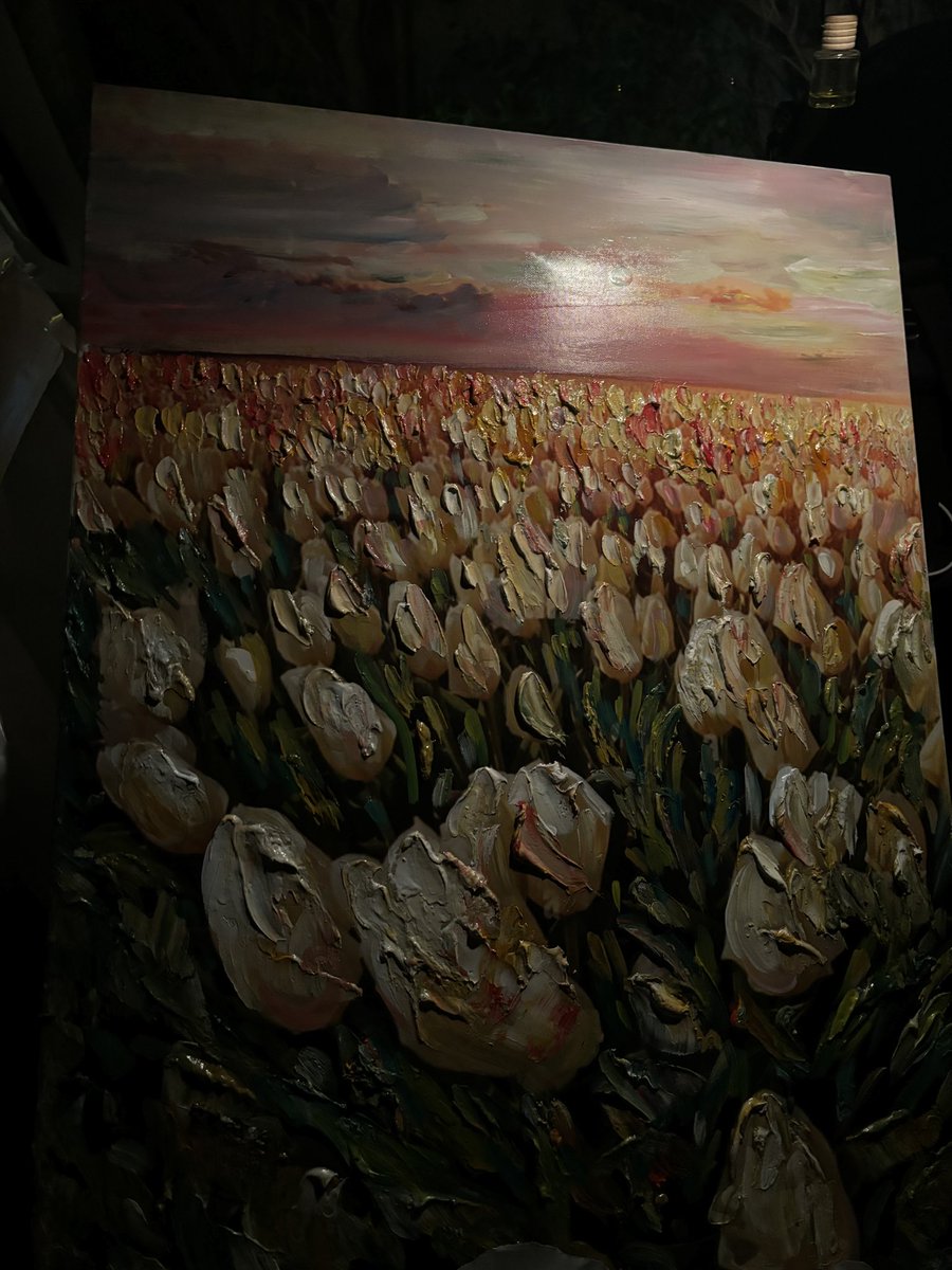 Il mio ragazzo sa che amo i tulipani e il tramonto e ha chiesto ad un pittore di pingermi un quadro