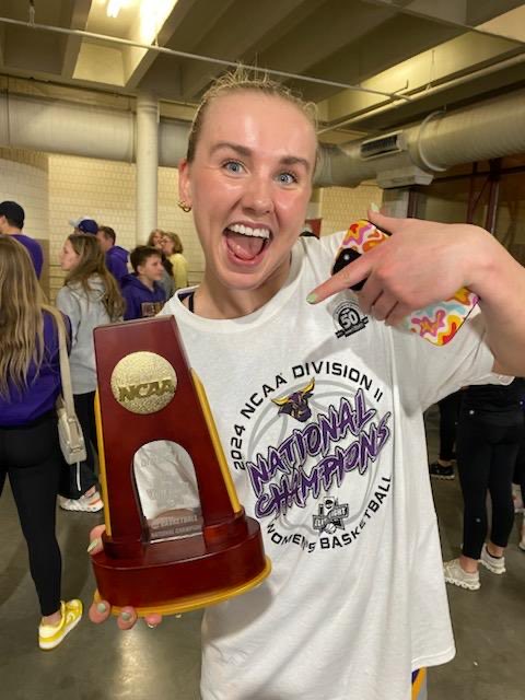 Holding that hardware! Congrats ⁦<a href="/LillyNuytten/">lilly nuytten</a>⁩ and ⁦<a href="/MinnStWBB/">MSUMavericksWBB</a>⁩ on winning the DII national championship! #ntfam