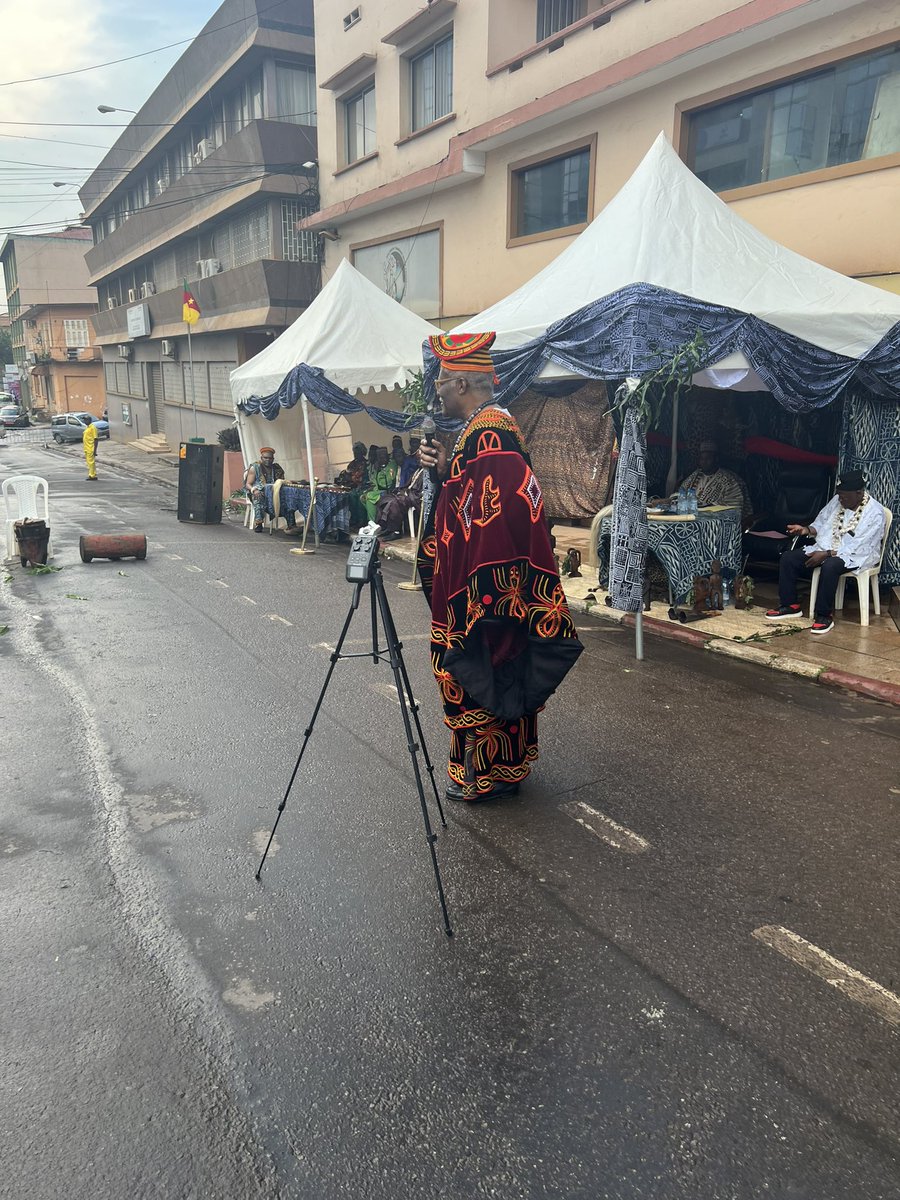 AkereMuna's tweet photo. Ce samedi de Pâques, j'ai eu l'incroyable opportunité de faire partie d'un événement vraiment extraordinaire. C'était la restitution de 8 pièces précieuses du peuple Lebialem qui ont été volées il y a plus de 100 ans. Et laissez-moi vous dire que c'était tout un spectacle de voir Sa Majesté le Fon de Fontem présent à l'événement !
Toute cette initiative a été rendue possible par une organisation non gouvernementale internationale appelée REGARTLESS. C'est un honneur que cette occasion mémorable ait eu lieu à la fondation ST Muna.
Il est difficile à croire  que notre pays compte actuellement plus de 40 000 pièces de notre propre patrimoine dispersées dans divers musées et collections privées en dehors du Cameroun. Mais ne craignez rien, notre culture prévaudra !
Ce qui me laisse vraiment perplexe, c'est la façon dont ces gestionnaires de biens volés peuvent exposer sans vergogne nos précieux artefacts sans aucun gêne! 
Mais concentrons-nous sur le positif - la restitution de ces 8 pièces est un pas dans la bonne direction vers la récupération de notre identité culturelle. Célébrons cette victoire pendant que nous continuons à nous battre pour le retour de tous nos trésors volés. Ensemble, nous pouvons nous assurer que notre patrimoine reste intact pour que les générations futures puissent le chérir.
