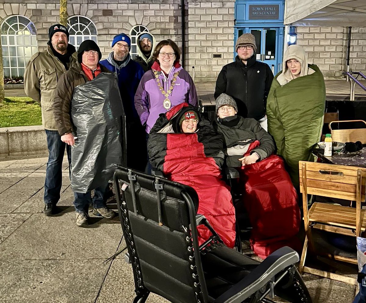 This evening I’m sleeping rough in Conway Sq. N’Ards (yip that’s my bed) to raise awareness of our homeless veterans & support the @PoppyLegion Thanks to @CommanderMP & @GilmourJennifer for coming to support us. You can donate here👇 justgiving.com/crowdfunding/T…