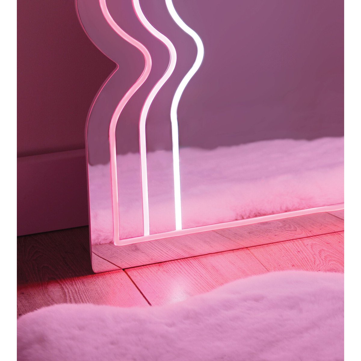 I need this pink neon light up mirror, but don't have the space for it anywhere 😭 
therange.co.uk/home-furnishin…