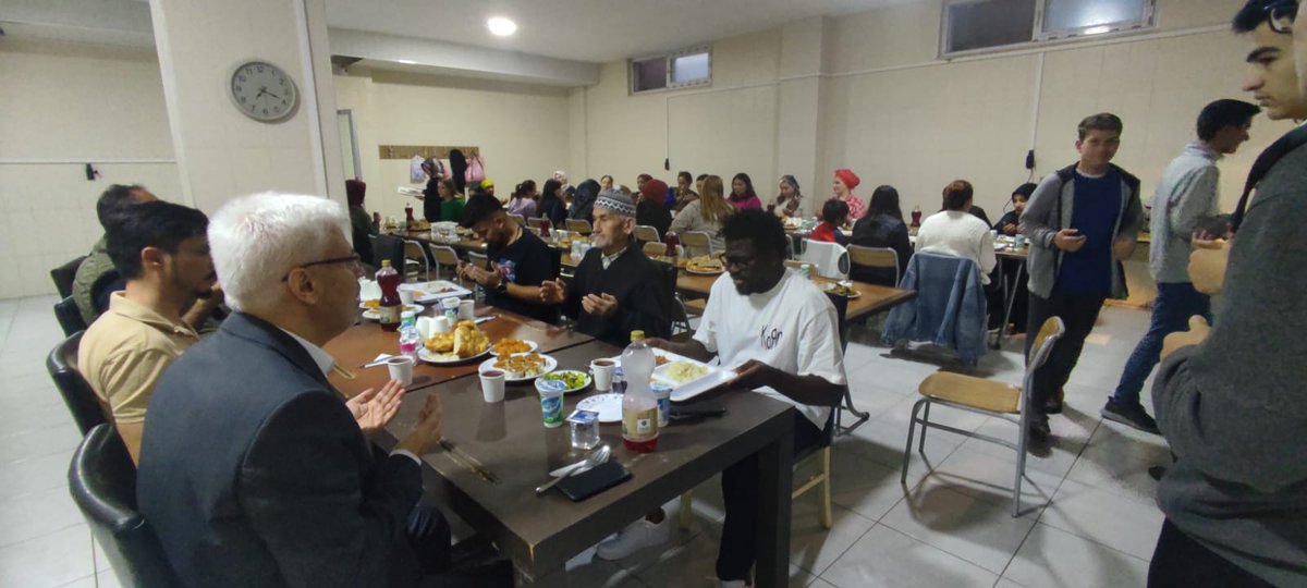 Kemer İlçe Müftülüğü Aile ve Dini Rehberlik Büromuzca Kemer 'de ikamet eden Mühtedilere yönelik iftar programı düzenlendi. Programa İlçe Müftüsü Recep Balaban, Din Görevlileri, Mühtediler ve aileleri katıldı.