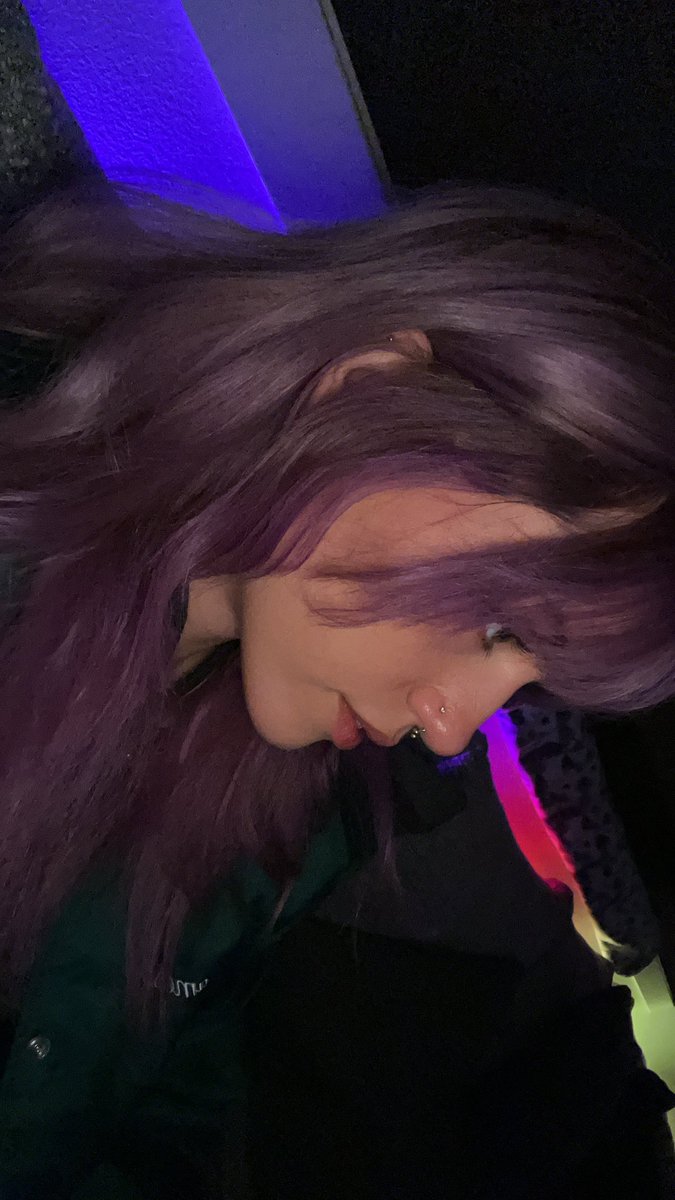 hello here is a half ass attempt to resurrect my twitter only using my cute nose and side profile thank u