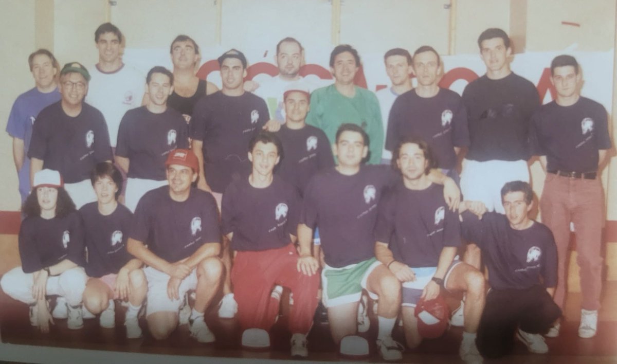El gran <a href="/TonechoL/">Tonecho14</a> me acaba de enviar una joya de 32 años de antiguedad.
La fotografia del staff de Estrellas 92, el primer campus de basket celebrado en Santiago. Seguro que encontrais muchas caras conocidas. ❤️🏀