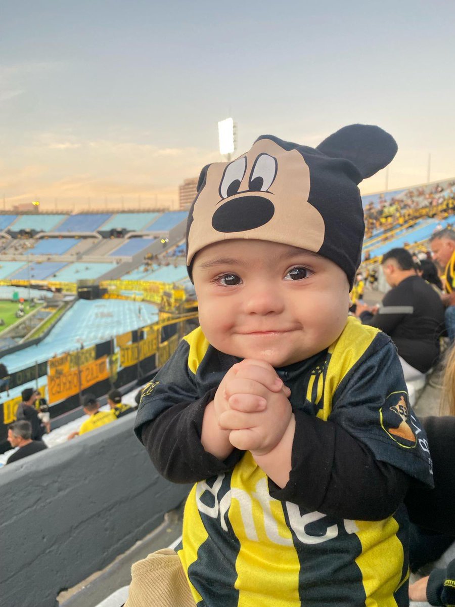 LotooSilver's tweet photo. Hay personas que no tienen idea lo que genera un escudo, sea cual sea. Dejemos los colores de lado para estas cosas y pensemos un poco el futuro de este bebé, es hermoso. El fútbol es pasión gracias a estas historias y las personas que lo rodean. 🫶🏻 #RamiALosAromos https://t.co/amI1r94Kgn