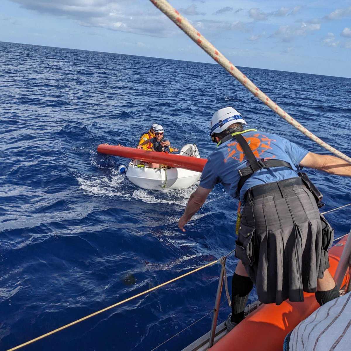 Call for #donations: We need two new CentiFloats! During the dramatic rescue on March 28 we lost both CentiFloats, drifting away in the dark sea. - compass-collective.org/en/2024/03/30/… #civilfleet #leavenoonebehind #searescue