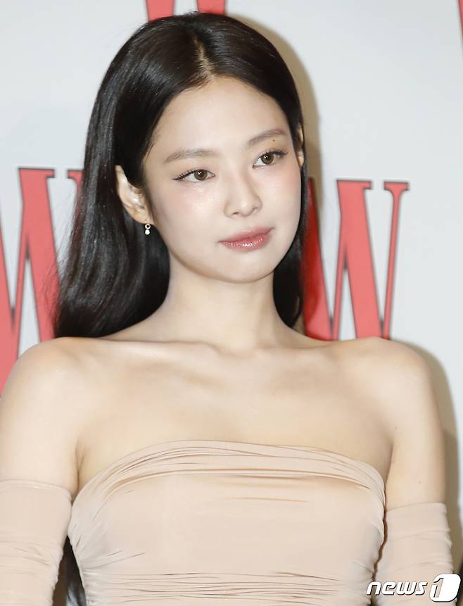 jenniekimbrasil's tweet image. 📝| ESTÁ VINDO! Jennie supostamente lançará seu álbum solo em Junho.

Atualmente ela está focada em seu álbum e também está se esforçando muito para fazer planos para suas atividades solo que seguirão seu lançamento.

🔗: v.daum.net/v/202403310700…

#JENNIE #제니 #SLOWMOTION