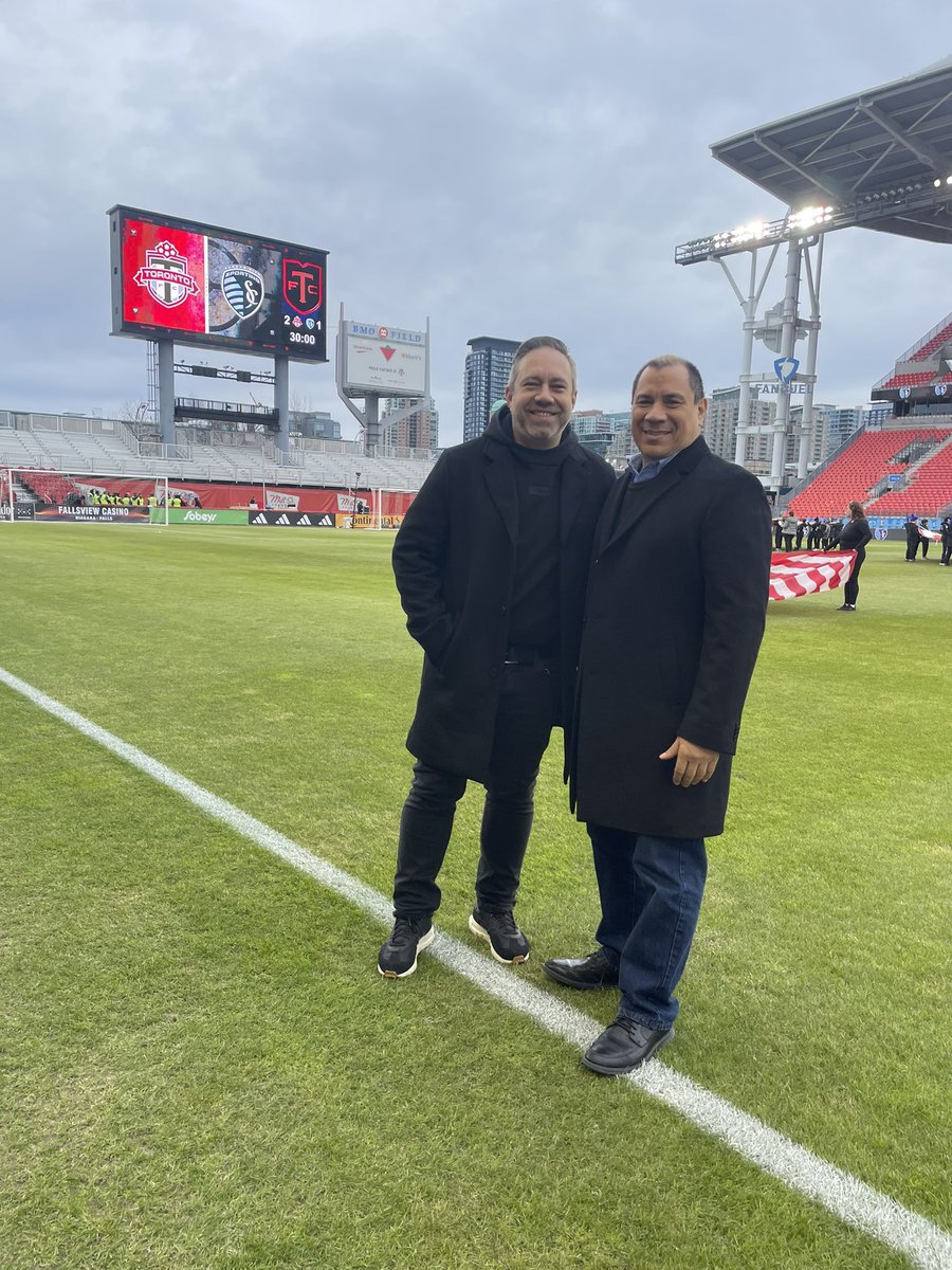 Hoy a las 7:30 PM ET. @MLSes #MLSSeasonPass en @AppleTV jornada 7. @TorontoFC vs. @SportingKC desde el BMO Field en Toronto junto a @CarlitosSuarez