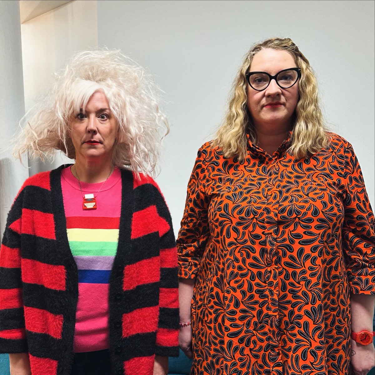 Lou and I bought the same hair tool in Aberdeen. We went for slightly different looks as you can see. Lovely crowd in Aberdeen tonight. Thanks for coming if you did. My ace support was @LouConran (own show ticket link aberdeenperformingarts.com/whats-on/lou-c…). Mugs etc are via the shop page of my…
