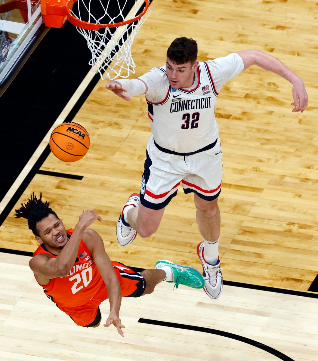 We are underway in the NCAA East Regional Final. UConn versus Illinois. @BostonGlobe hoto by @DanielleParhiz