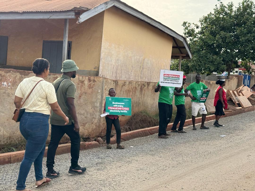 Kwahu Mpraeso, NDC/Mahama, has committed babies to politics. This must be condemned roundly, especially by child rights advocates and Ghanaians at large. What kind of desperation makes one exploit babies this way?

#newwsfile #FreeSHS #Bawumia2024 #Bawumia #Ghana #tv3newday