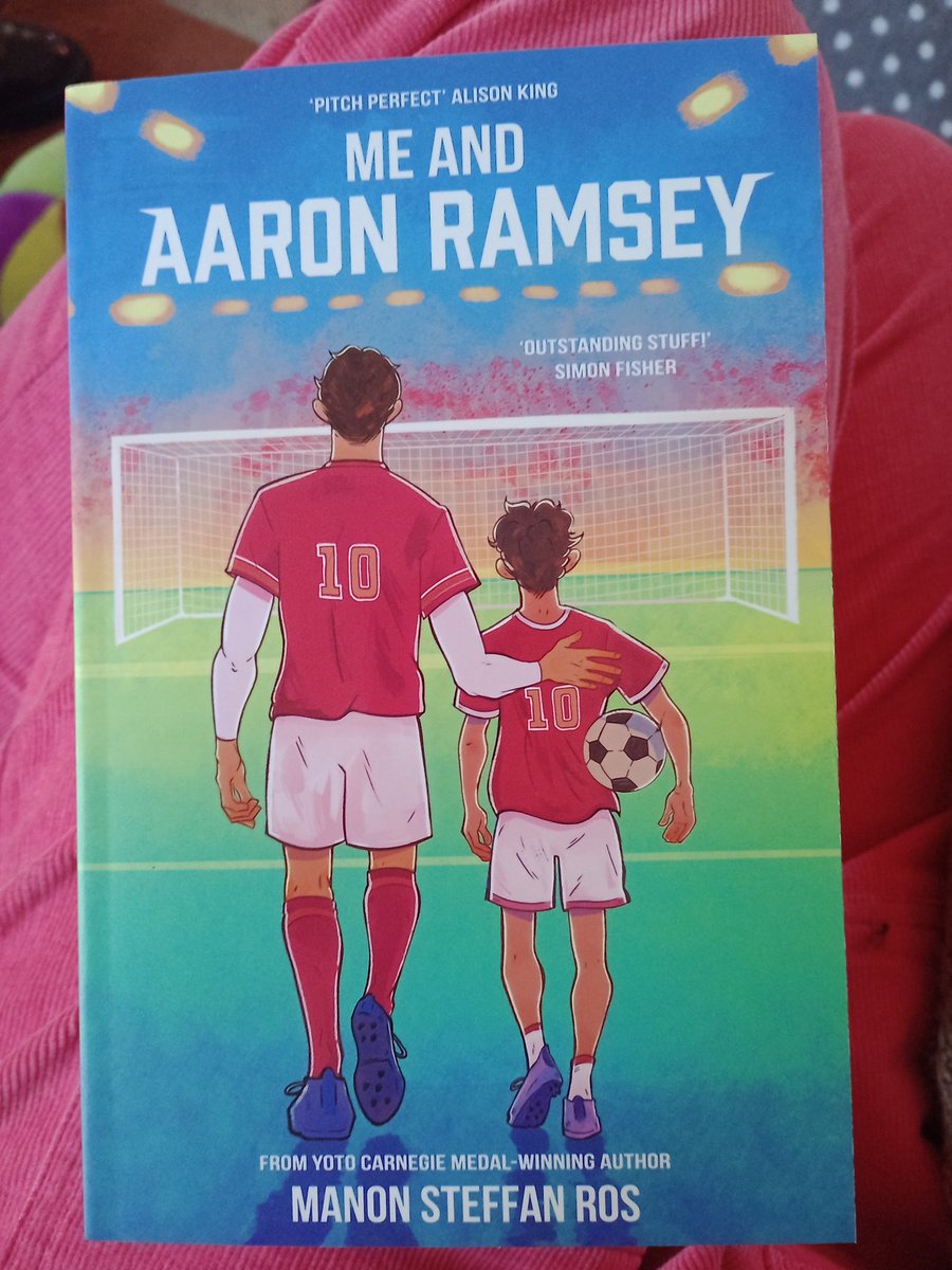 My little librarian heart all but exploded when this arrived today 😍😍😍 Thank you @FireflyPress @ManonSteffanRos #MeAndAaronRamsey ⚽📚💖