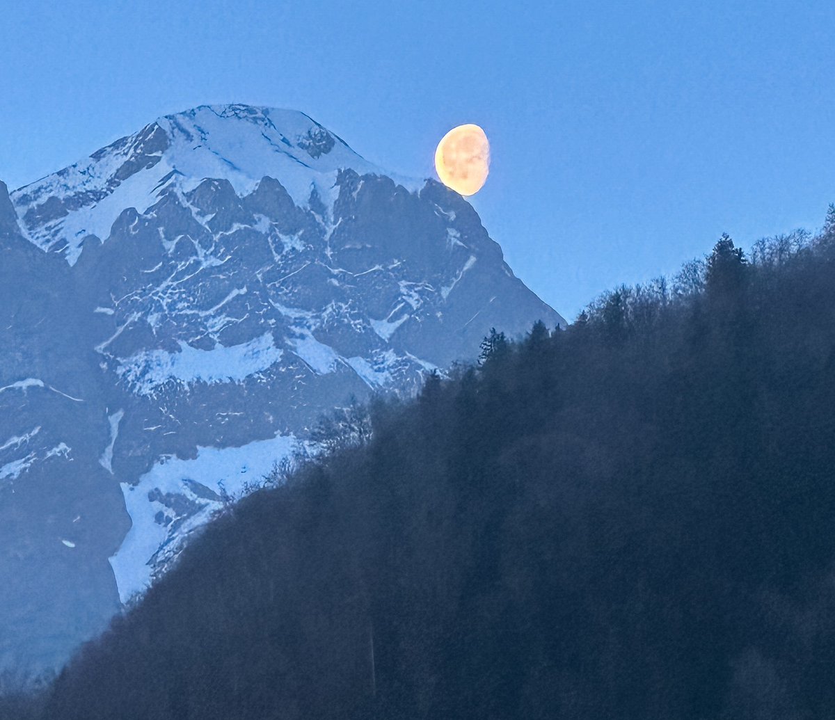 i_TcSw's tweet photo. Kuunlasku oli kaunis 🌖 #Sveitsi #alpit #luonto https://t.co/qffjDuuyom