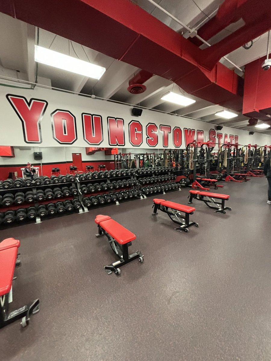 I had a great time visiting @ysufootball yesterday! Thank you @1coachshep and @tchiaro02 for the hospitality! 🐧@fbcoachdp @CoachTPhillips @FitchFootball @CoachTJ_Parker @coach_polder @D_Madden_Punter