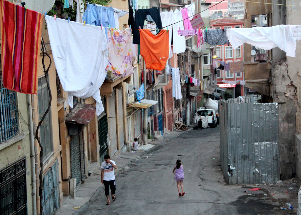 El domingo pasado fui al mercado semanal de Tarlabaşı, mi antiguo barrio. Tarlabaşı está pegado a Taksim e Istiklal, es decir el centro de Estambul con comercio, negocios, ocio, bares, solo cruzando una carretera (no puede llamarse avenida) de doble vía. Es un barrio pobre. 1) >>